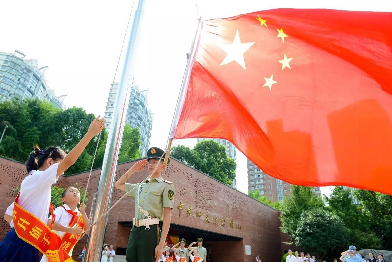 大清第一贪和珅，家中家徒四壁？嘉庆直接下令凿柱子